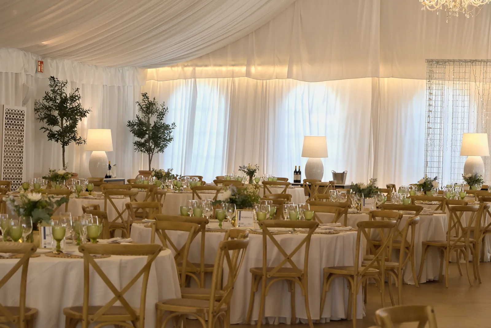 Salón Los Jardines de Las Bóvedas: carpa con lámparas de araña montada para banquete