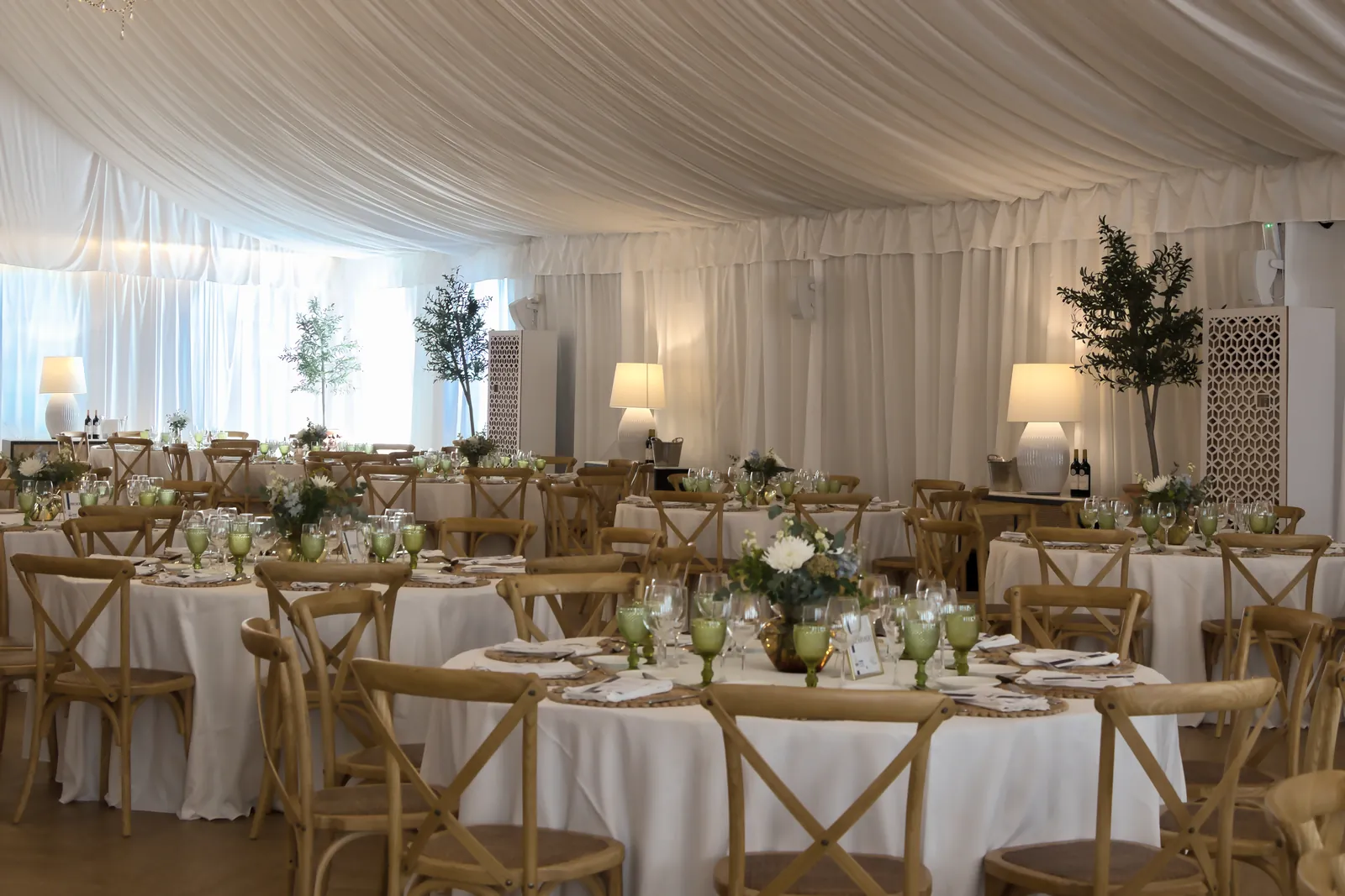 Salón Los Jardines de Las Bóvedas: carpa con lámparas de araña montada para banquete