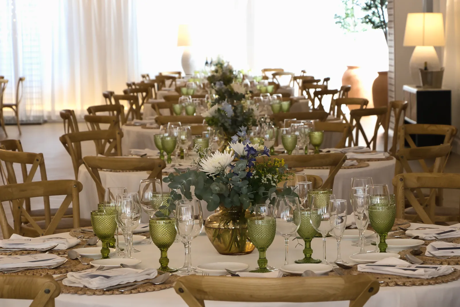 Salón Los Jardines de Las Bóvedas: carpa con lámparas de araña montada para banquete