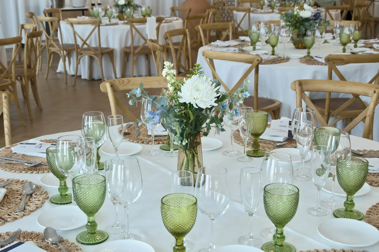 Salón Los Jardines de Las Bóvedas: carpa con lámparas de araña montada para banquete