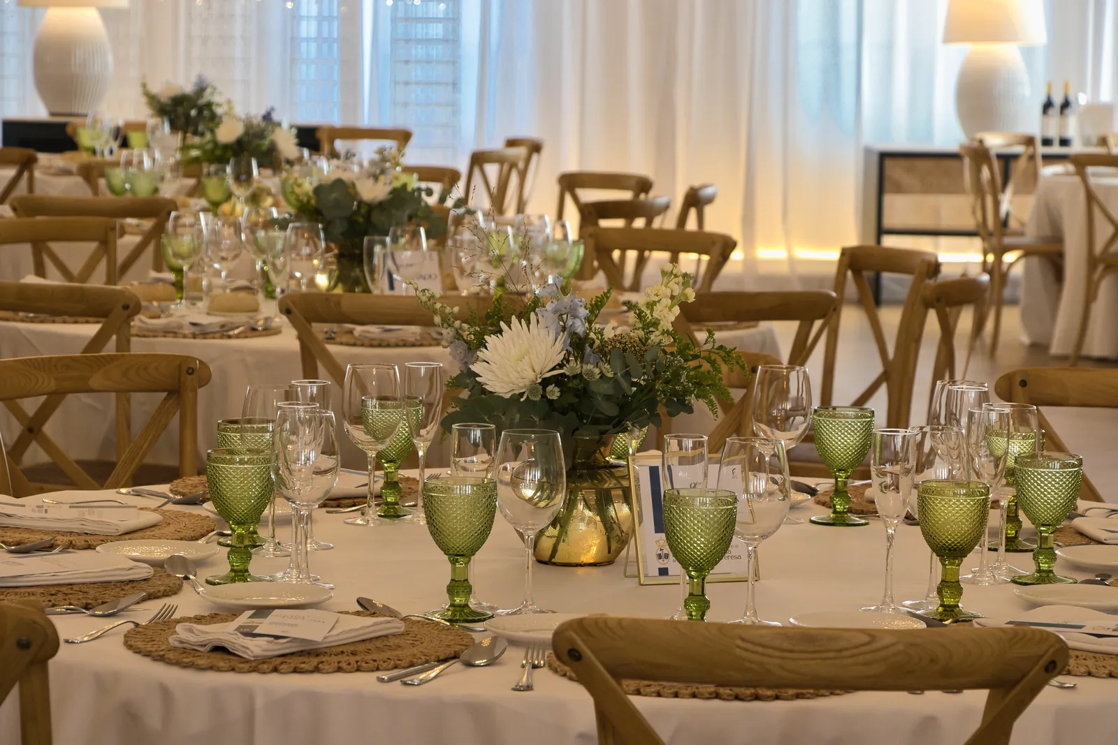 Salón Los Jardines de Las Bóvedas: carpa con lámparas de araña montada para banquete