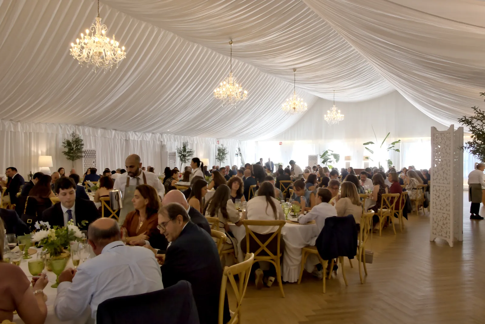 Salón Los Jardines de Las Bóvedas: carpa con lámparas de araña montada para banquete