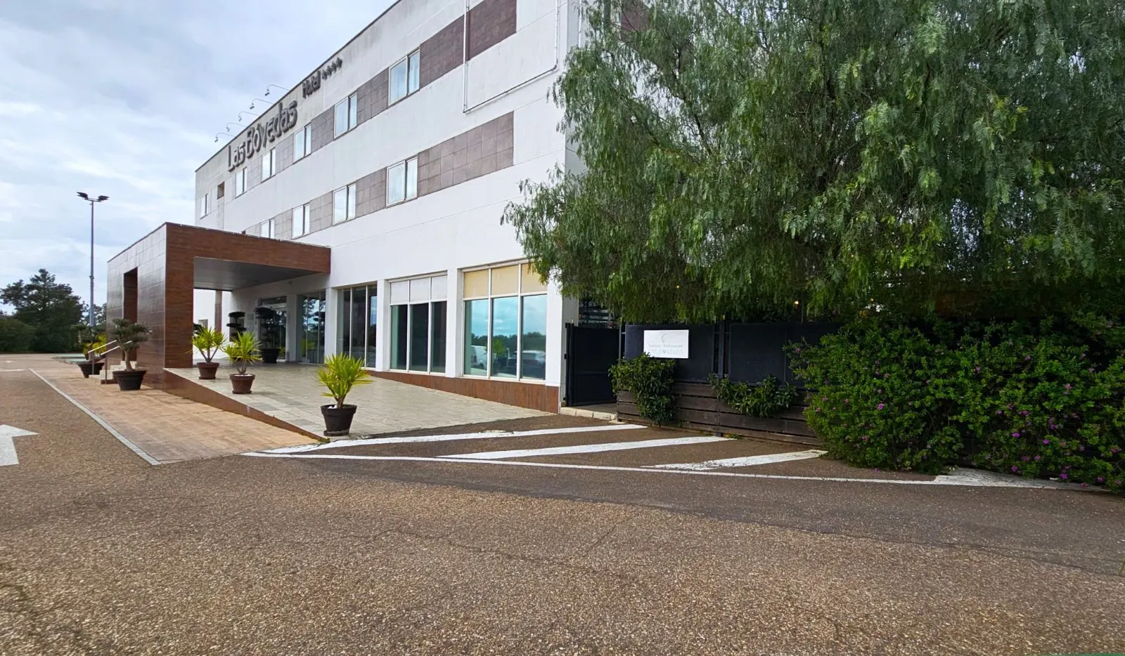 Fachada del Hotel Las Bóvedas, edificio blanco de dos plantas junto a la autovía A-5 en Badajoz