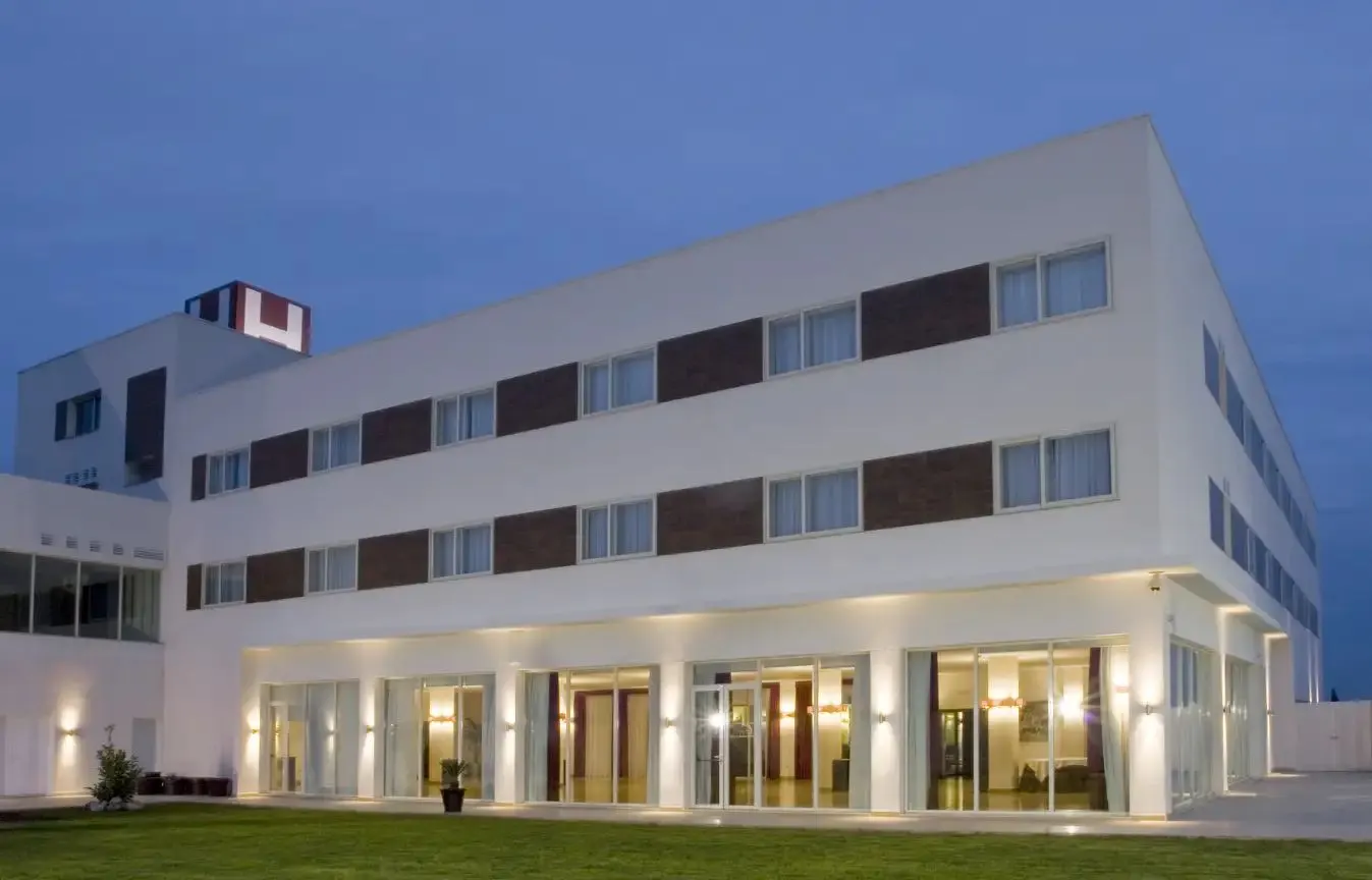 Fachada del Hotel Las Bóvedas, edificio blanco de dos plantas junto a la autovía A-5 en Badajoz