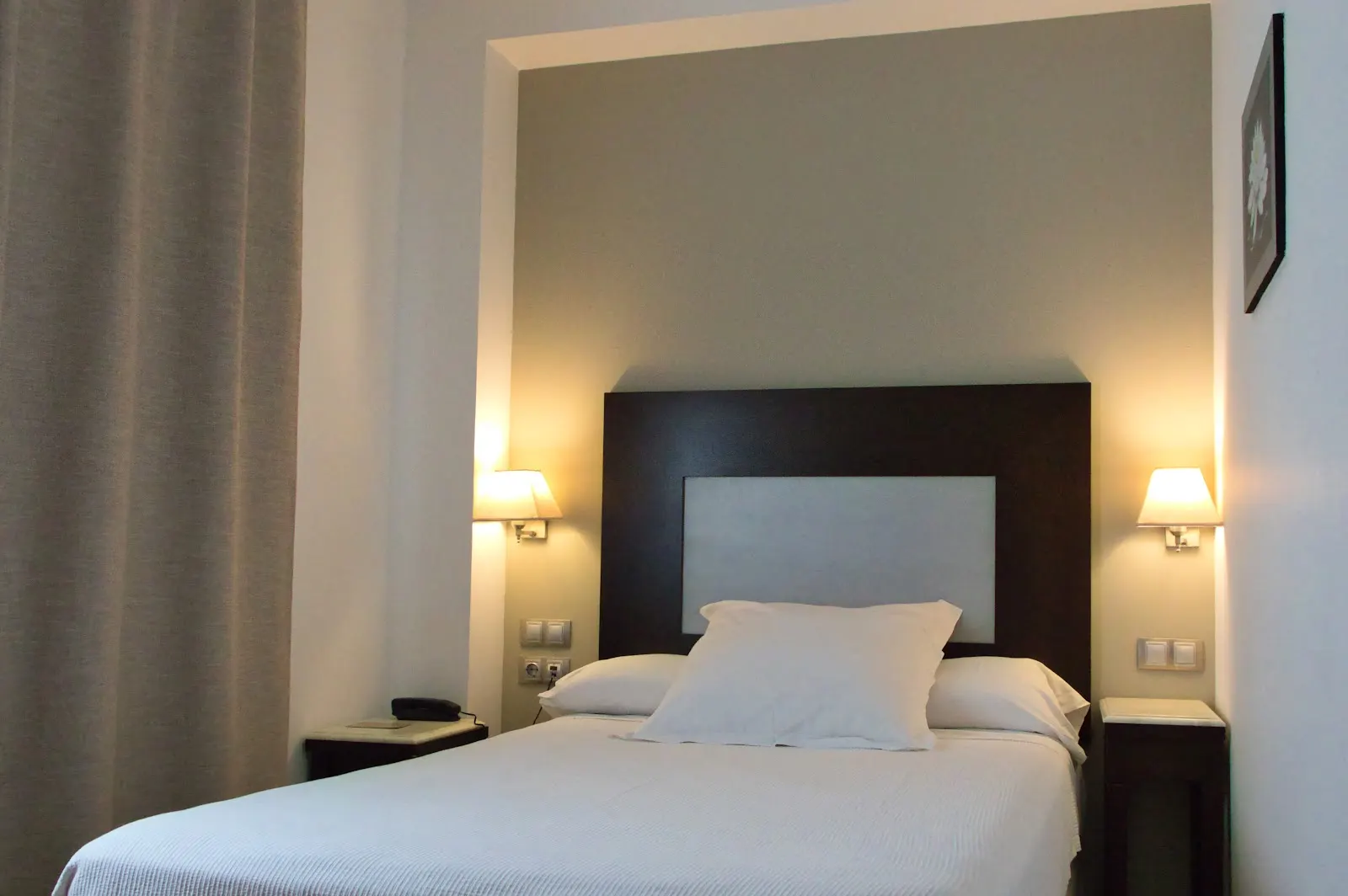Habitación individual con escritorio del Hotel Las Bóvedas