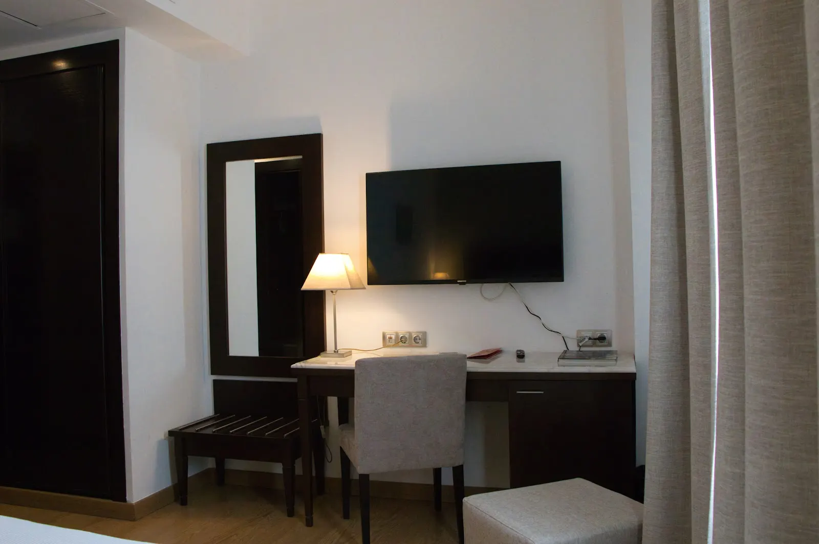 Habitación individual con escritorio del Hotel Las Bóvedas