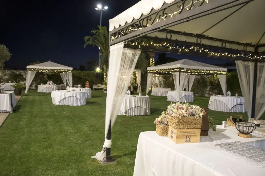 Jardines del Hotel Las Bóvedas durante una boda al aire libre