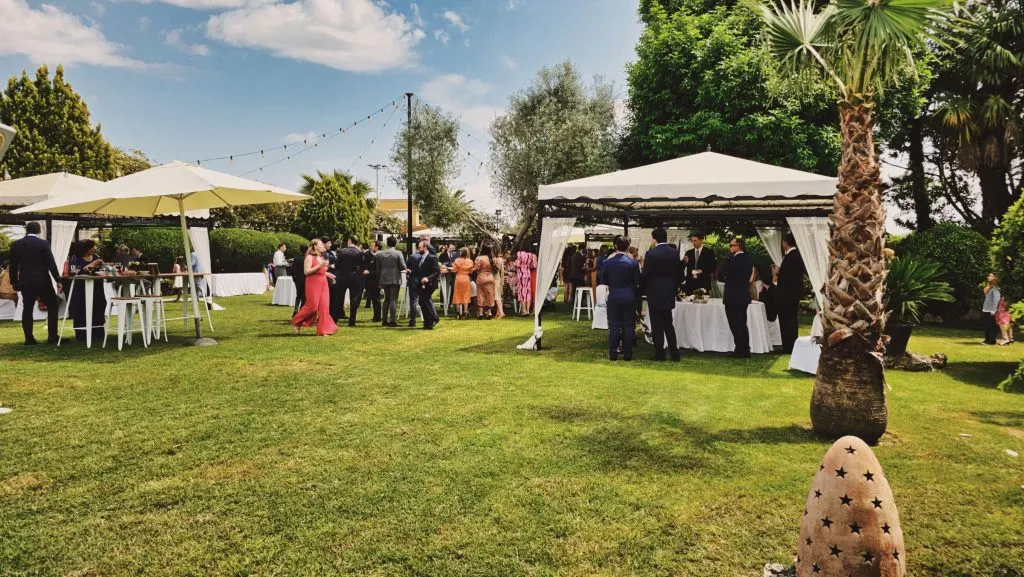 Jardines del Hotel Las Bóvedas durante una boda al aire libre