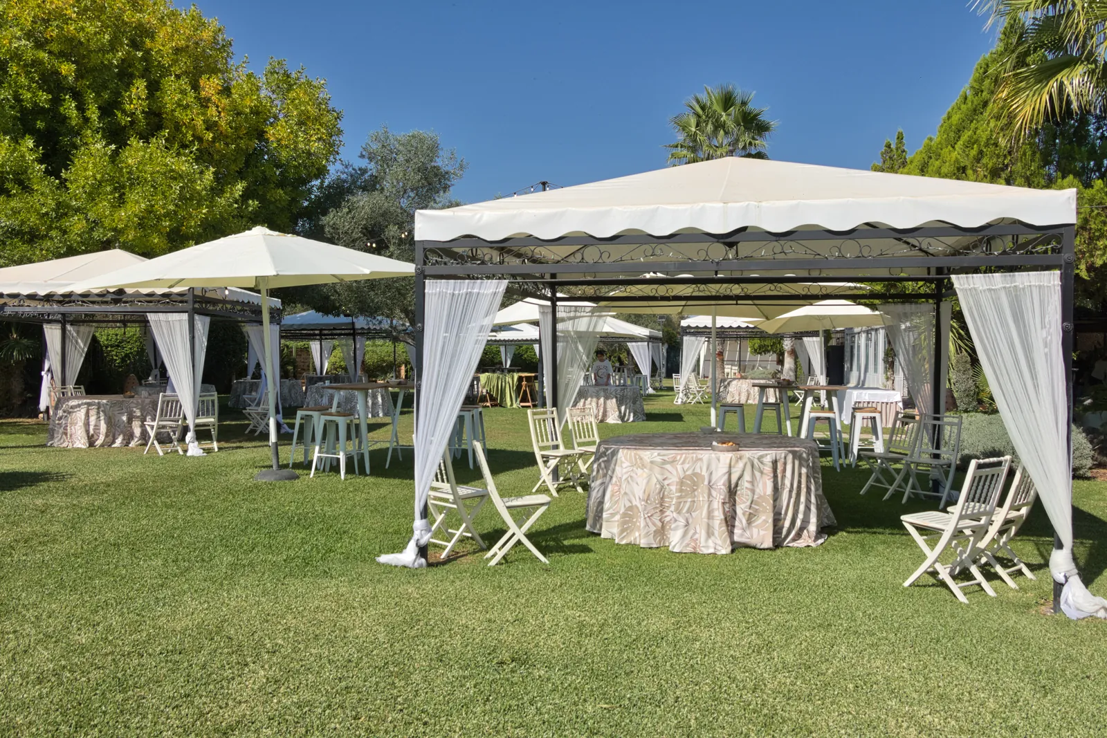 Jardines del Hotel Las Bóvedas durante una boda al aire libre