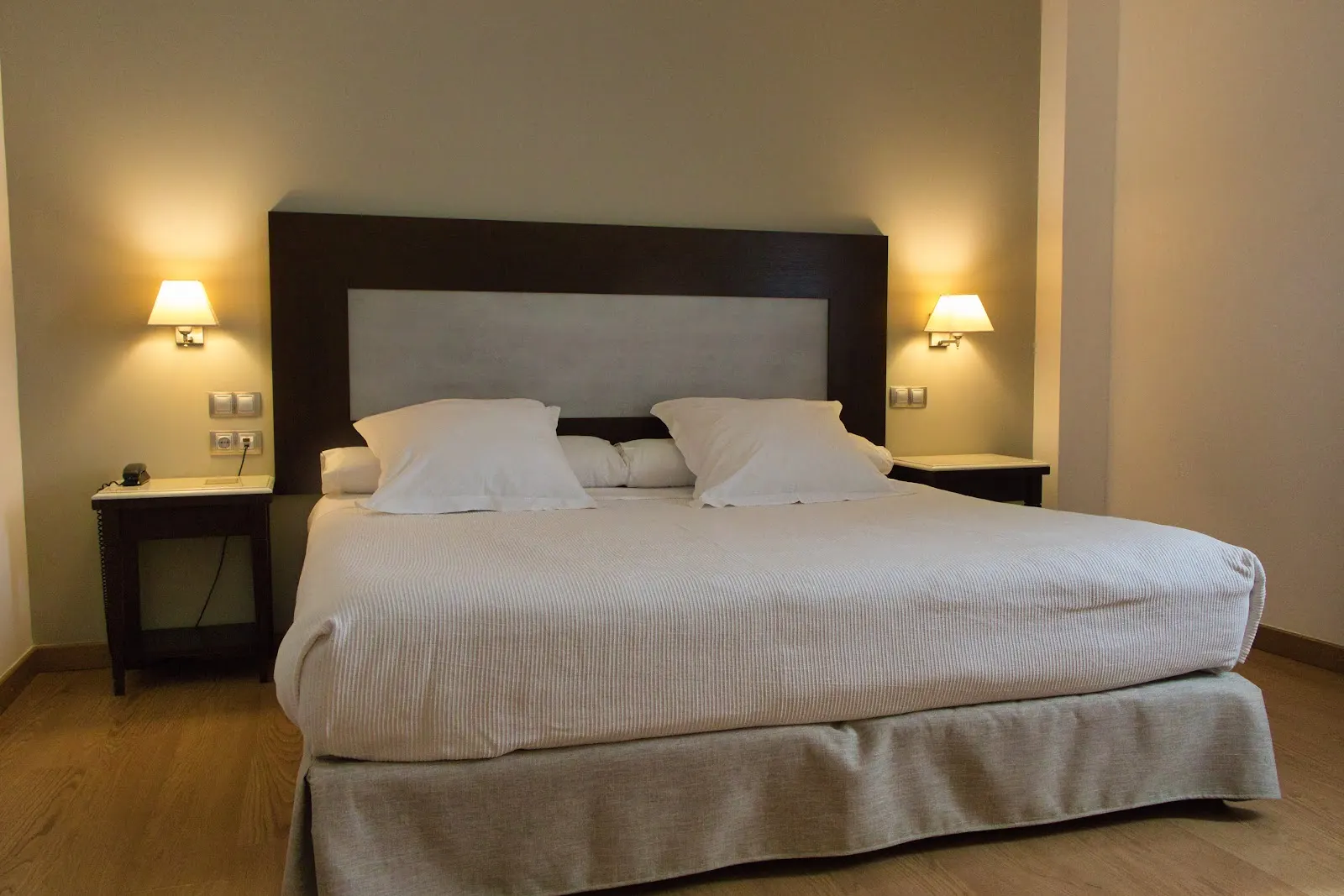 Habitación doble con cama extragrande del Hotel Las Bóvedas