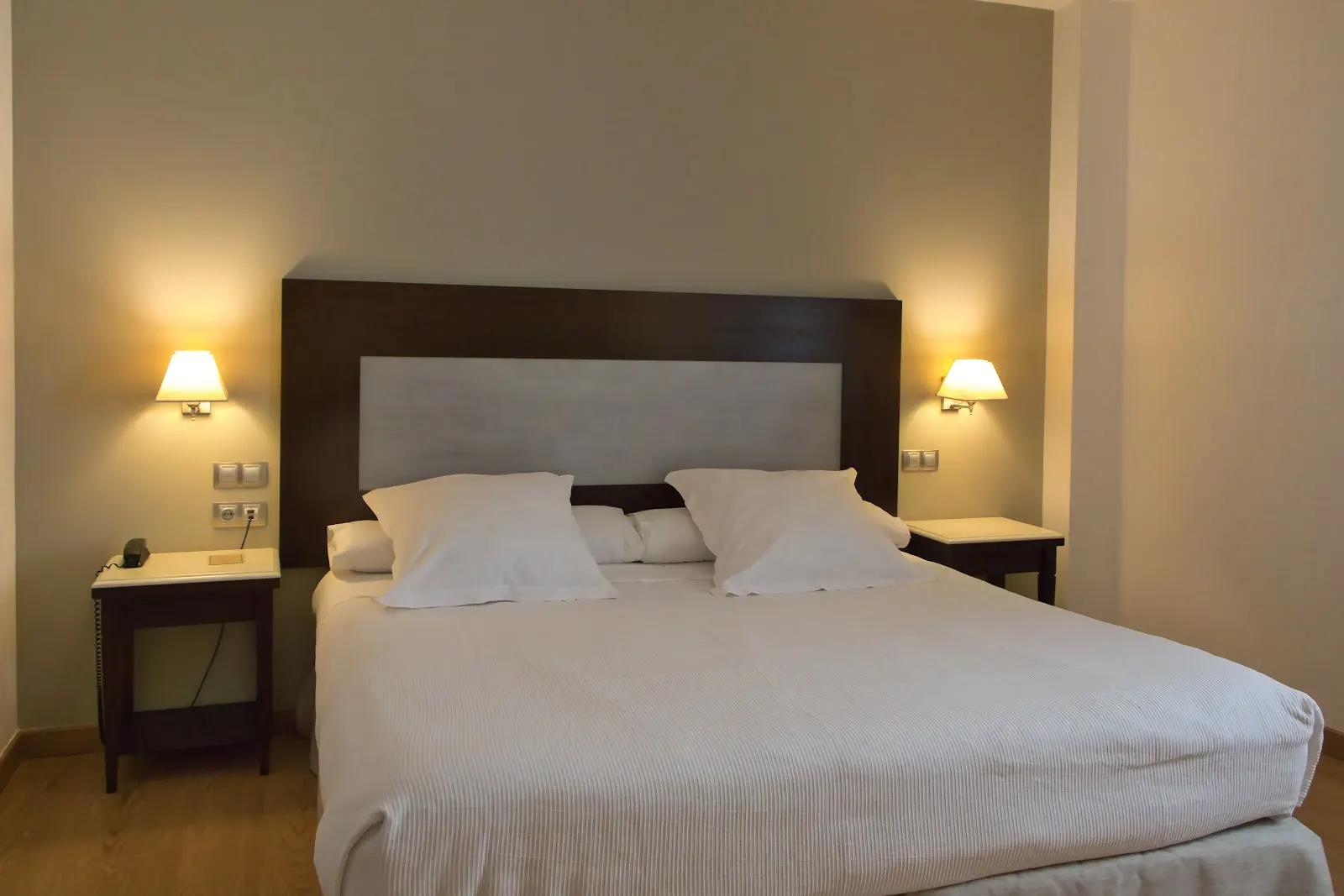 Habitación doble con cama extragrande del Hotel Las Bóvedas