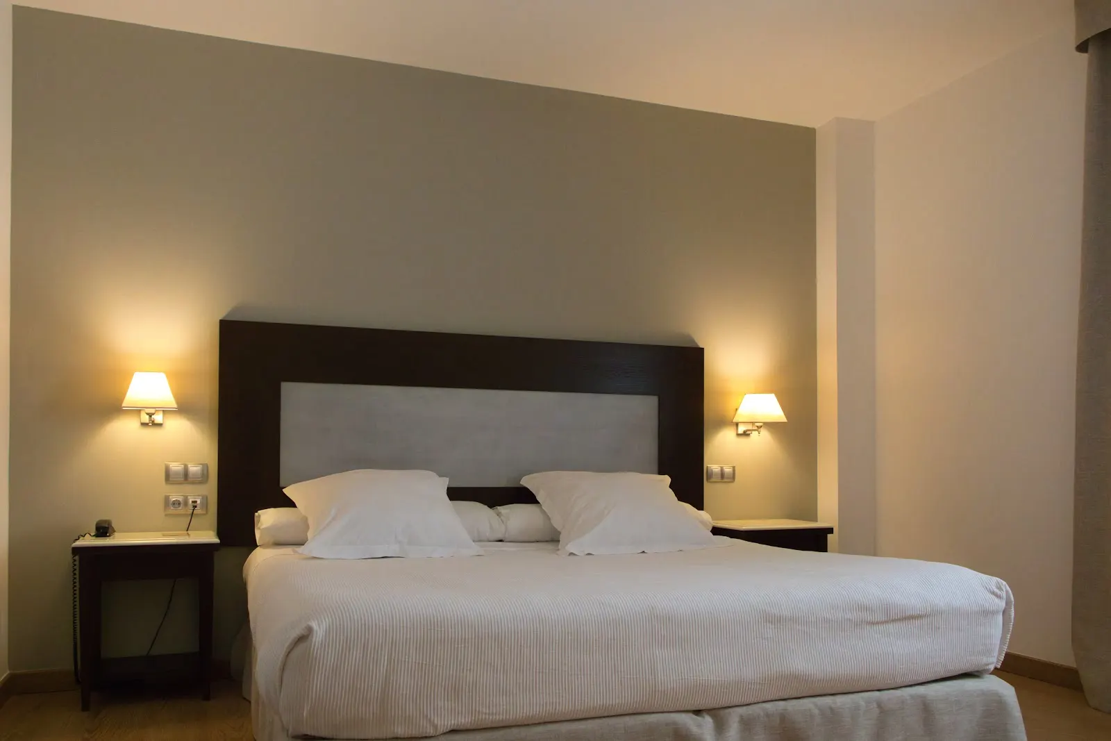 Habitación doble con cama extragrande del Hotel Las Bóvedas