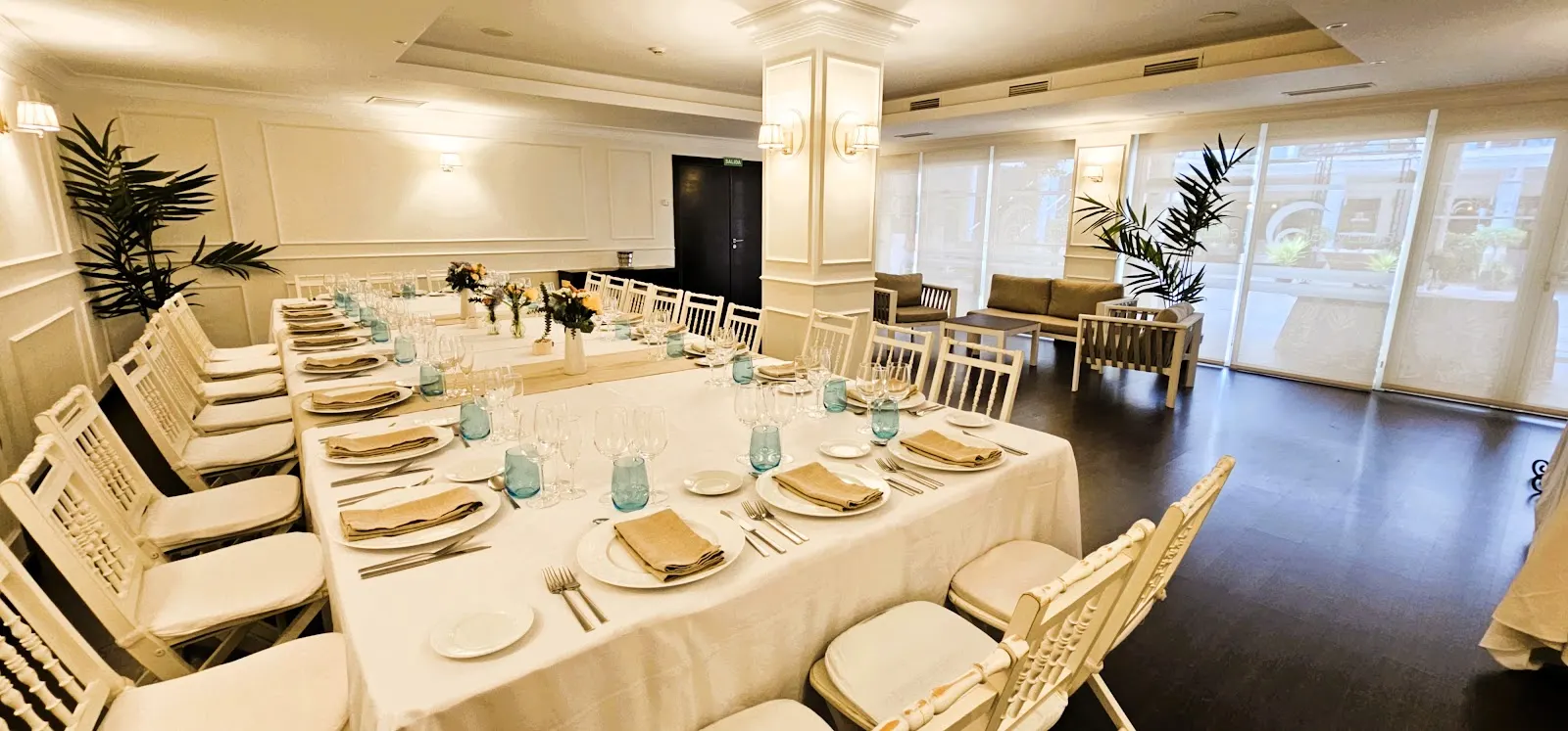 Salón Madreselva del Hotel Las Bóvedas con mesa imperial