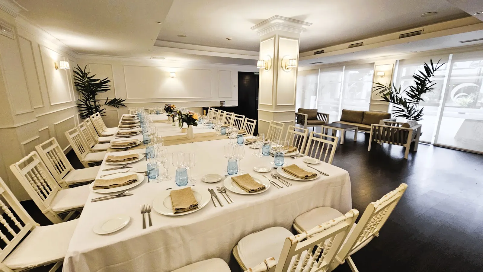 Salón Madreselva del Hotel Las Bóvedas con mesa imperial