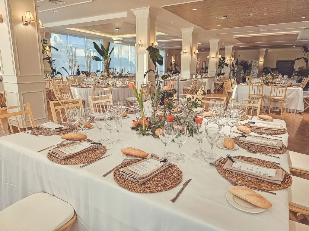 Mesa de celebración decorada con flores en el Hotel Las Bóvedas