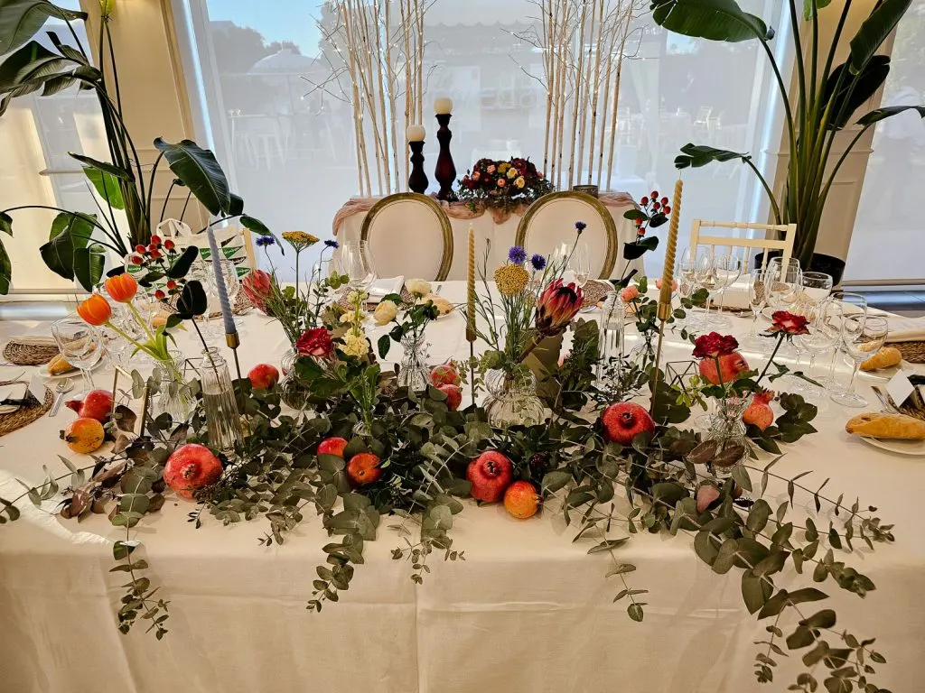 Mesa de celebración decorada con flores en el Hotel Las Bóvedas
