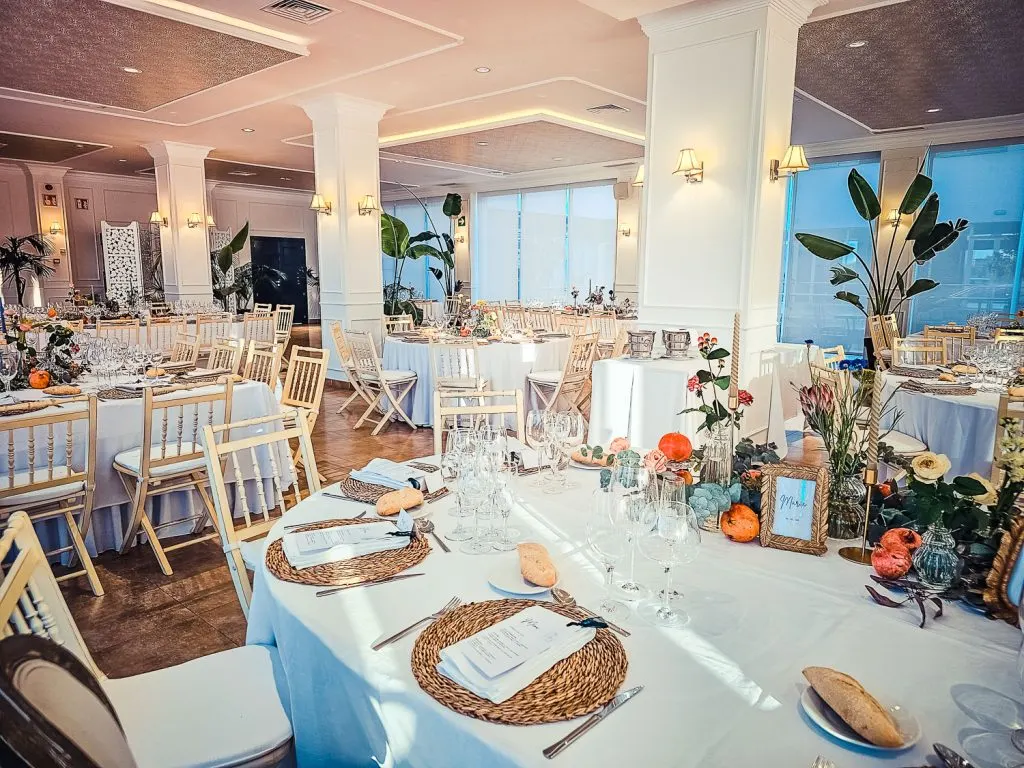 Mesa de celebración decorada con flores en el Hotel Las Bóvedas