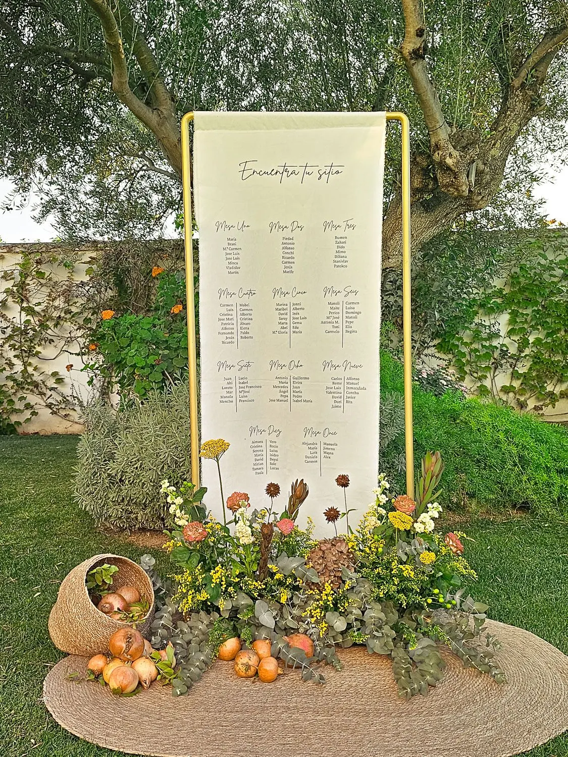 Mesa de celebración decorada con flores en el Hotel Las Bóvedas