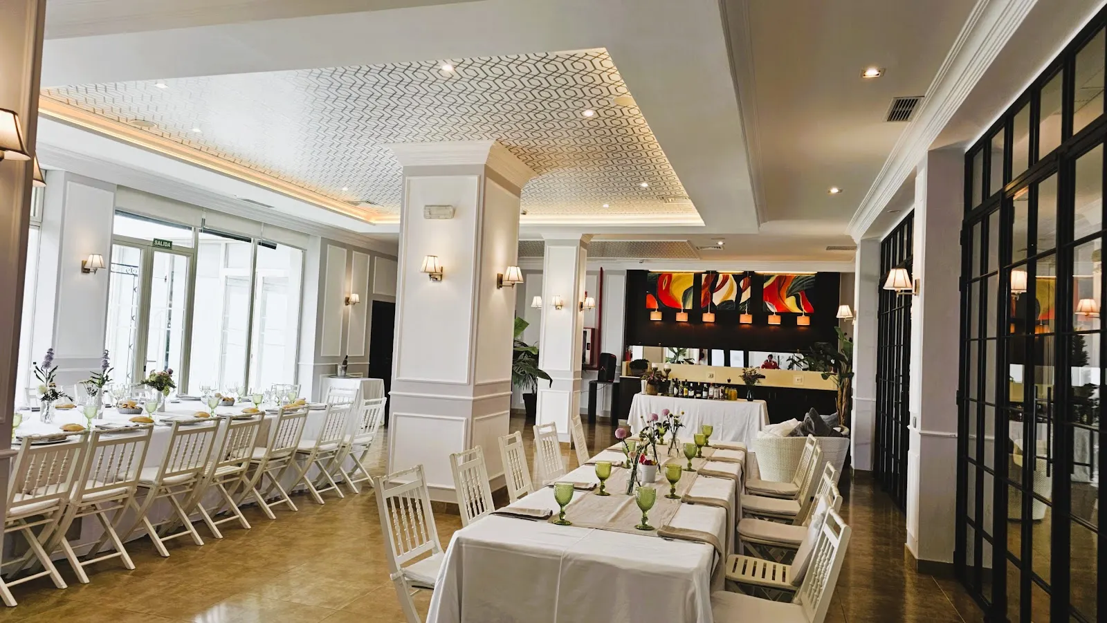 Salón Musgo del Hotel Las Bóvedas con mesas vestidas