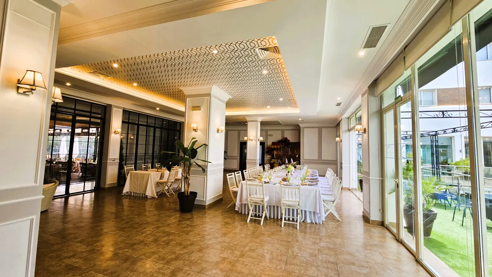 Salón Musgo del Hotel Las Bóvedas con mesas vestidas