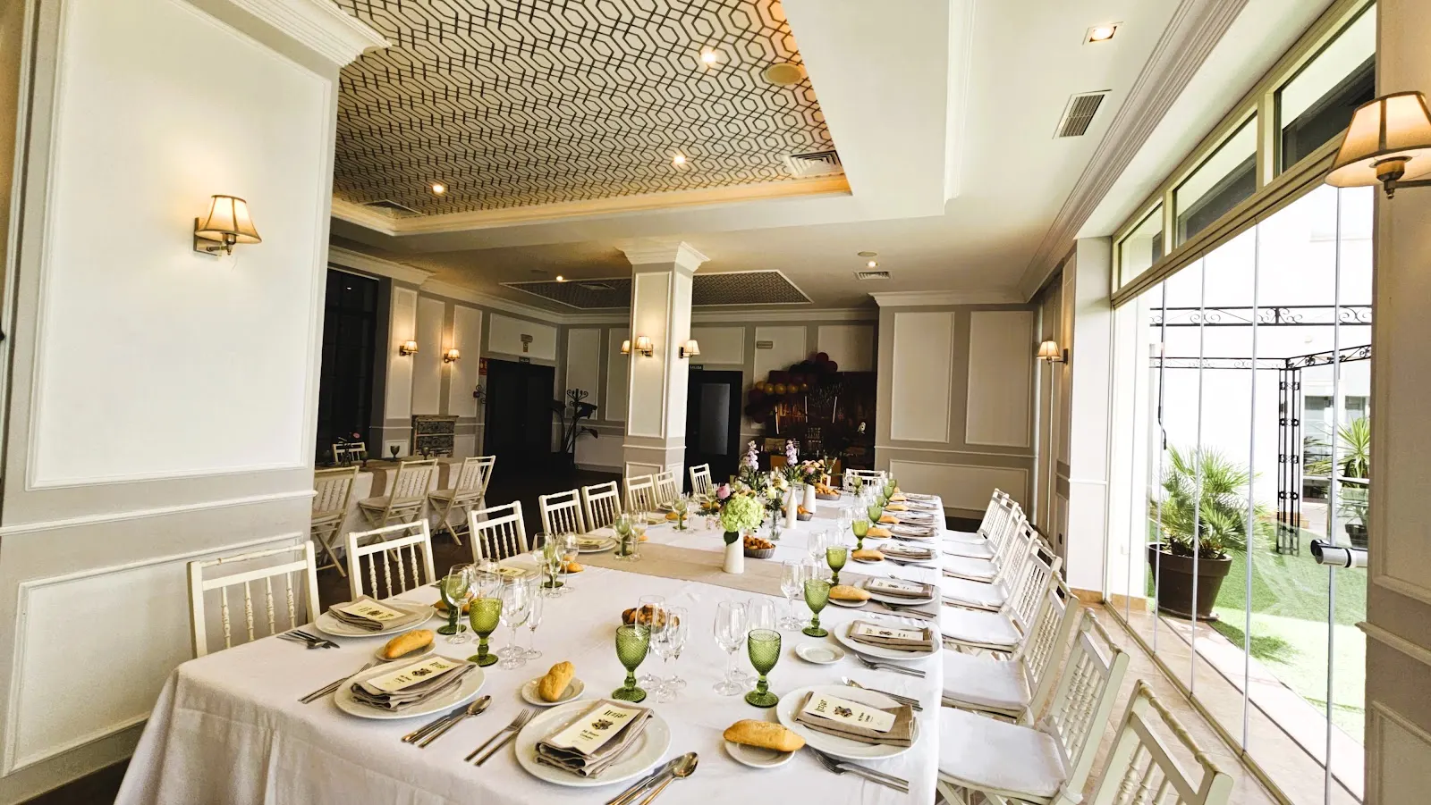 Salón Musgo del Hotel Las Bóvedas con mesas vestidas