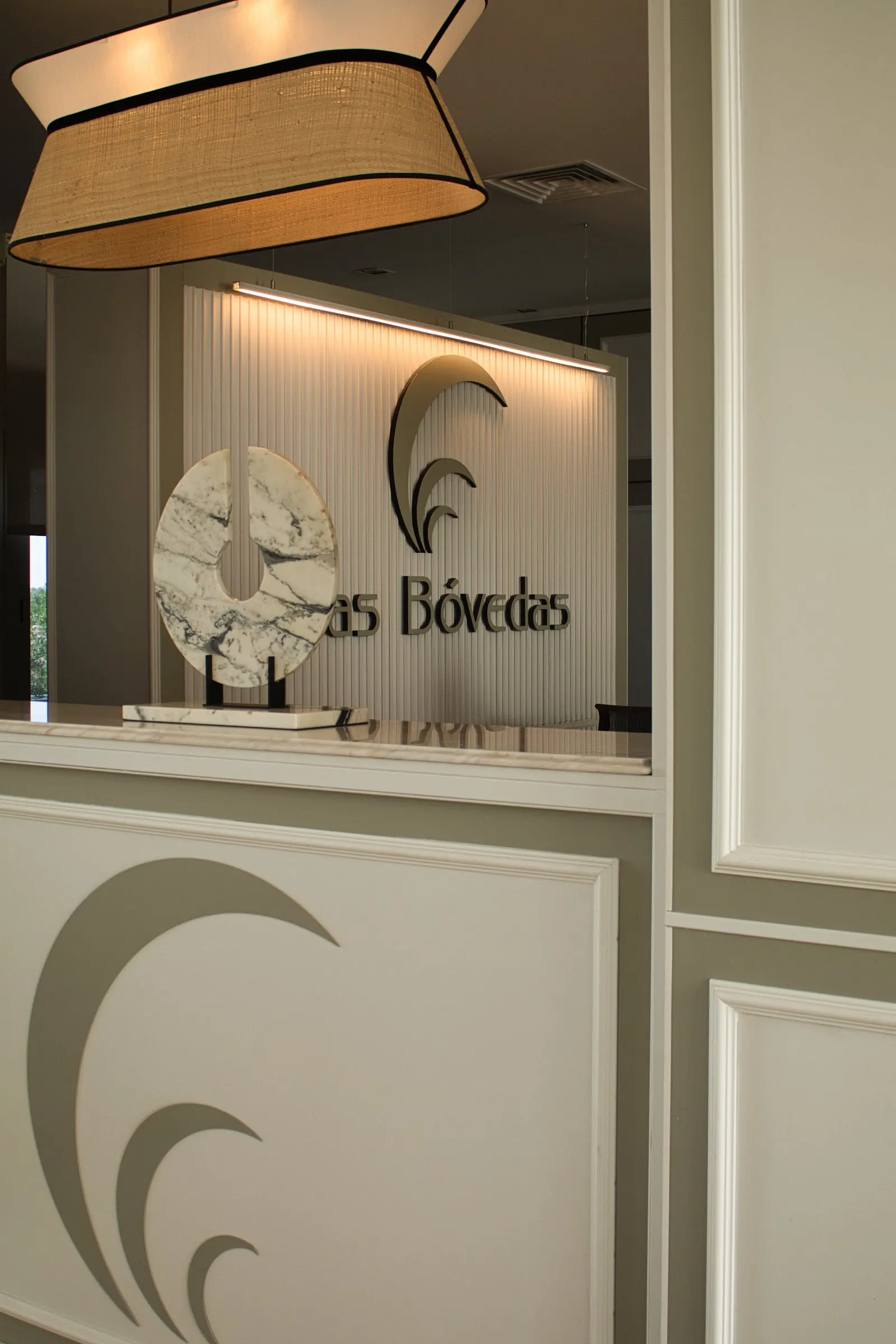 Mostrador de recepción 24 horas del Hotel Las Bóvedas en Badajoz