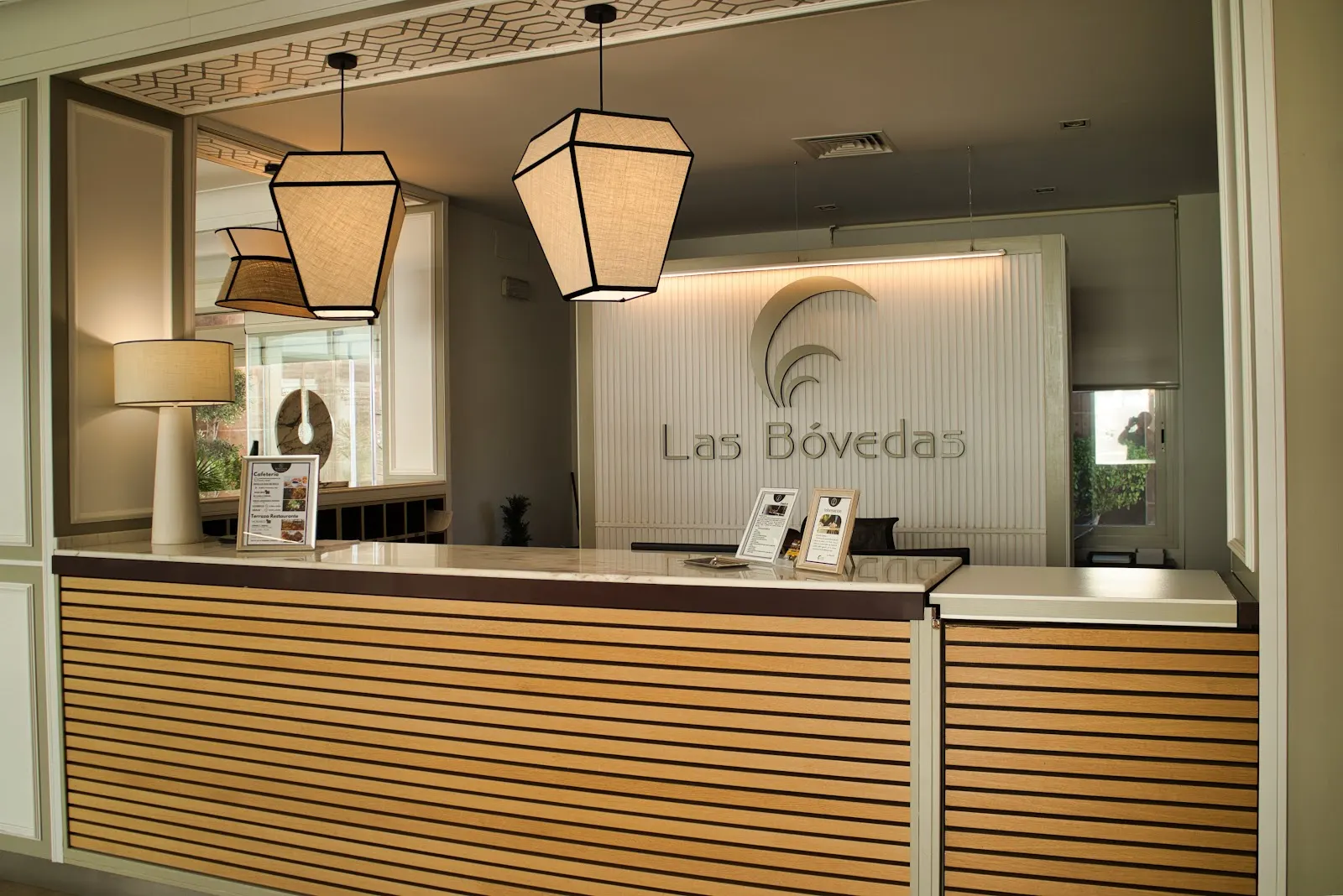 Mostrador de recepción 24 horas del Hotel Las Bóvedas en Badajoz
