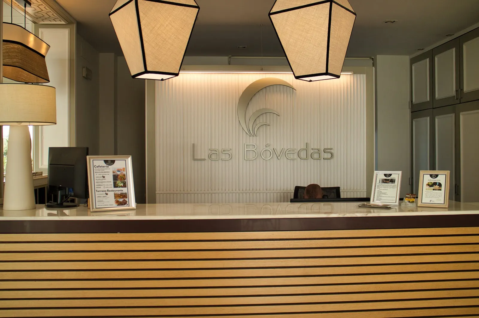 Mostrador de recepción 24 horas del Hotel Las Bóvedas en Badajoz