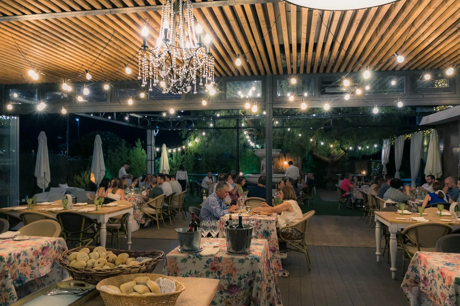 Terraza de Las Bóvedas con fuente, pérgola y mesas con manteles de flores