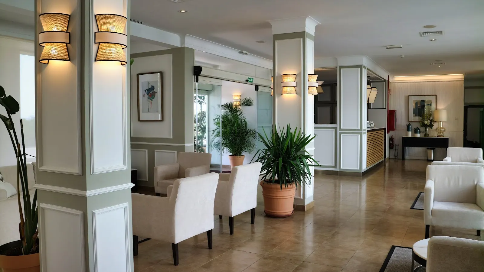 Zona de estar del hall del Hotel Las Bóvedas con columnas y luz natural