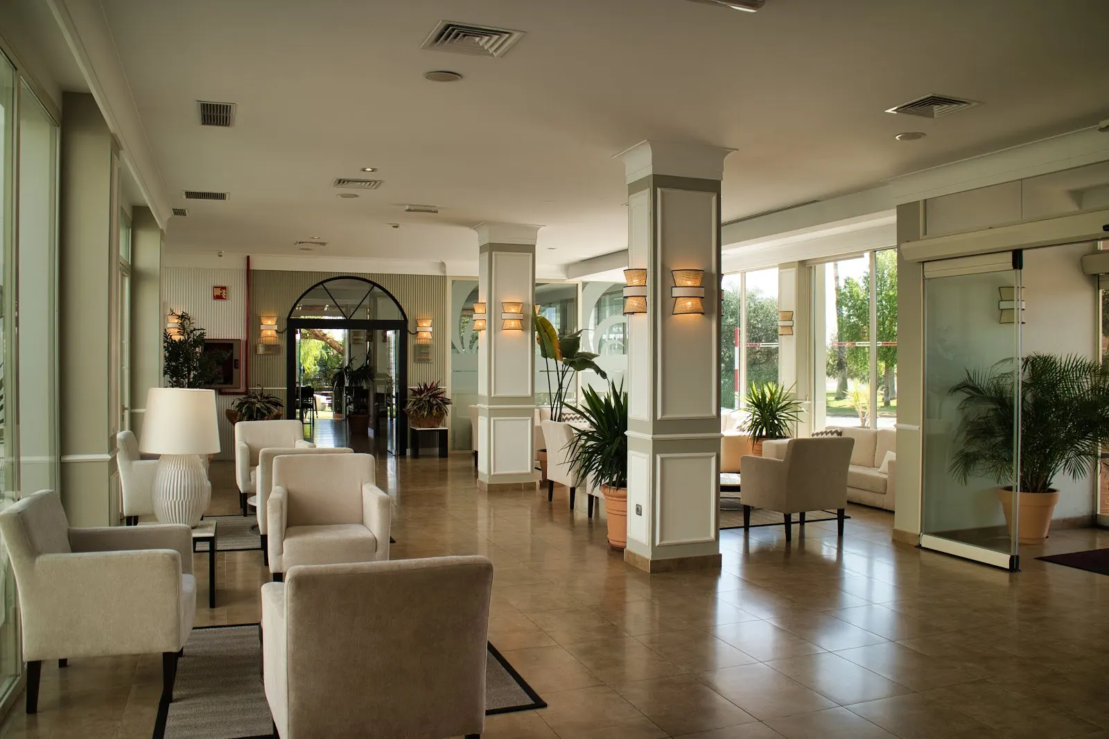Zona de estar del hall del Hotel Las Bóvedas con columnas y luz natural