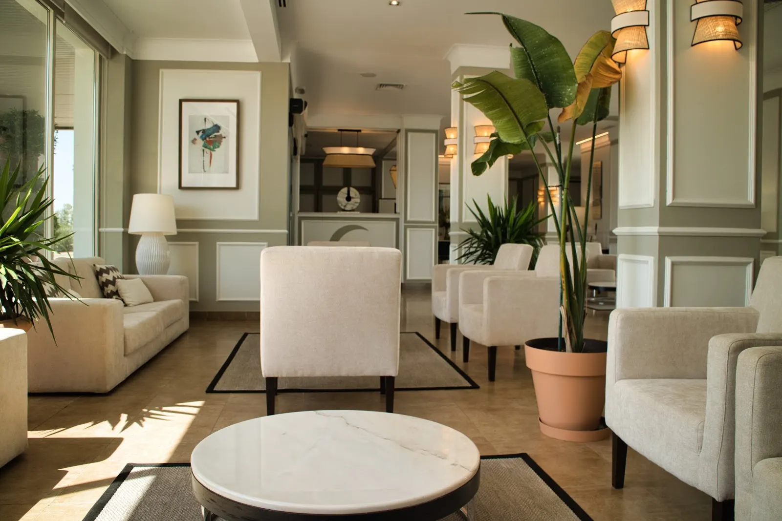 Zona de estar del hall del Hotel Las Bóvedas con columnas y luz natural