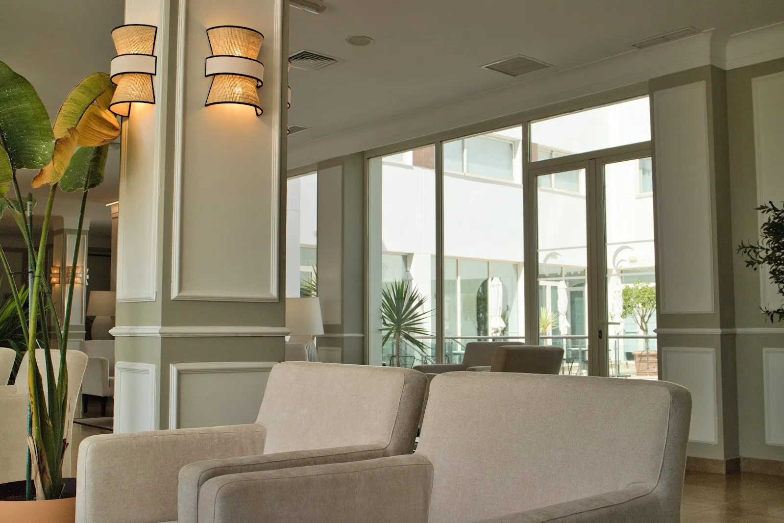 Zona de estar del hall del Hotel Las Bóvedas con columnas y luz natural